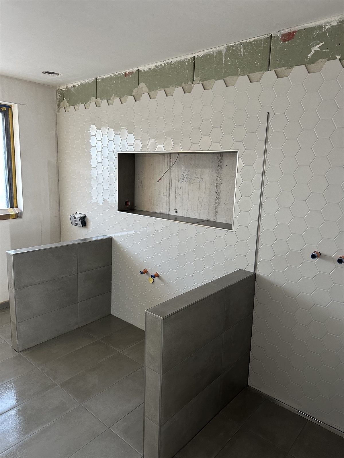 Modernes Designbad Großformatige Wandfliesen, bodengleiche Dusche